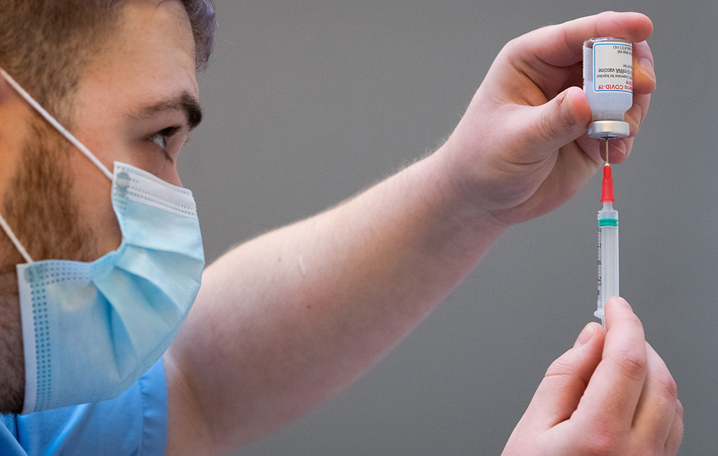 Krankenpfleger zieht Impfspritze für medizinisches Personal auf (Bild: Benoît Doppagne/Belga)