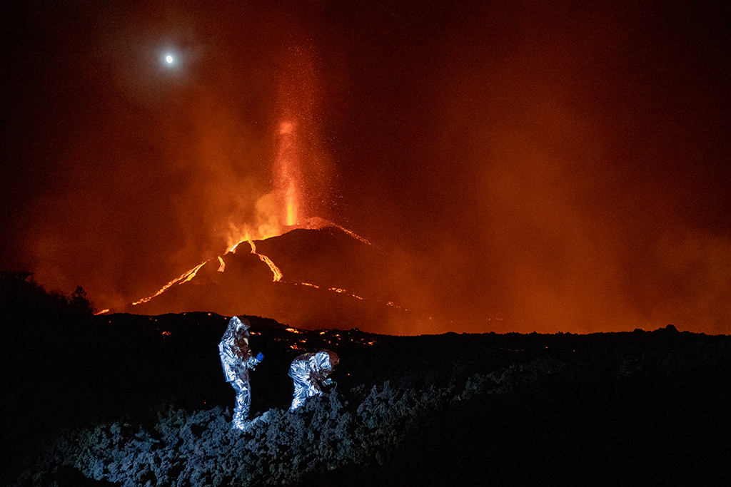 Vulkanausbruch auf La Palma (Bild: Luismi Ortiz/UME/AFP)