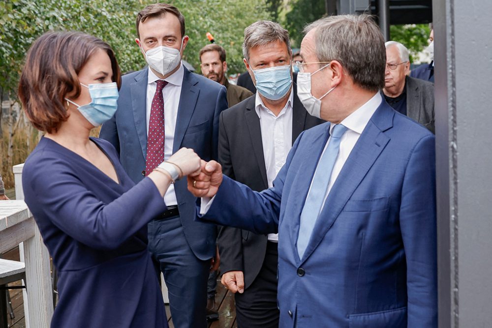 Gute Stimmung am Rande der Sondierungsgespräche zwischen CDU und Grünen, an denen unter anderem Armin Laschet und Annalena Baerbock teilnahmen (Bild: Odd Andersen/AFP)