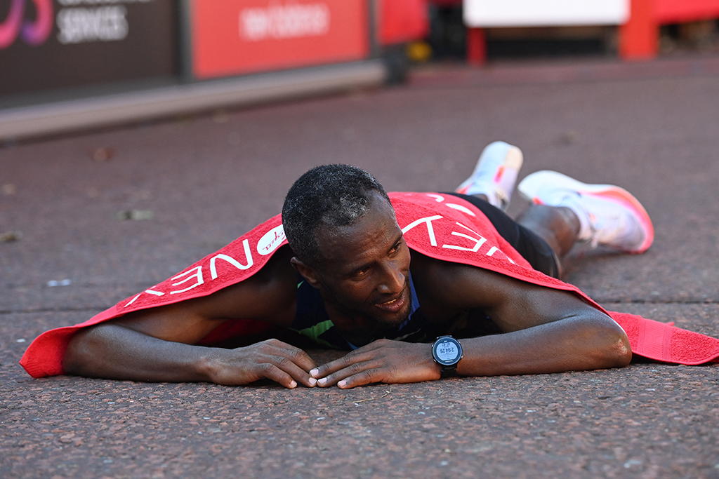 Sisay Lemma gewinnt den London-Marathon (Bild: Glyn Kirk/AFP)