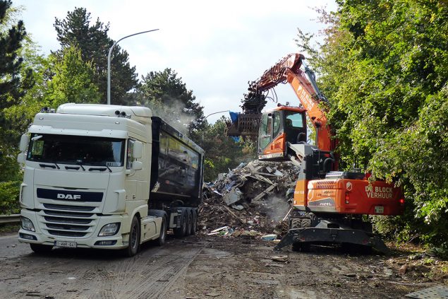 Die Entsorgung der Schuttberge an der A601 bei Lüttich hat begonnen (Bild: Laurent Cavenati/Belga)