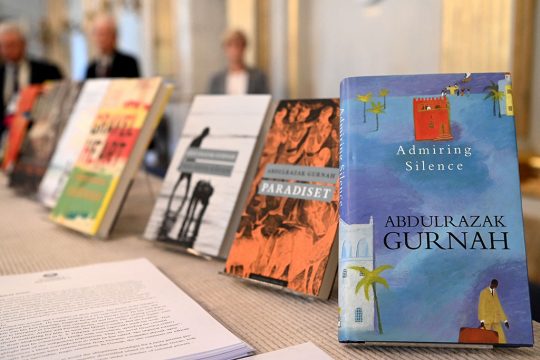 Der diesjährige Literaturnobelpreis geht an den tansanischen Schriftsteller Abdulrazak Gurnah (Bild: Jonathan Nackstrand/AFP)