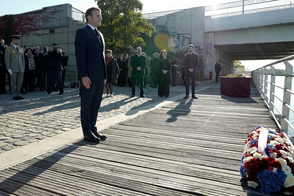 Präsident Emmanuel Macron bei der Schweigeminute (Bild: Rafael Yaghobzadeh/AFP)