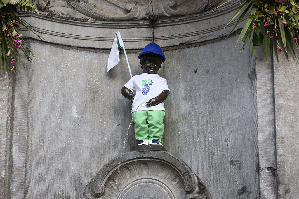 Sogar Manneken Pis ist ganz im Zeichen des bevorstehenden Klimagipfels COP26 eingekleidet worden (Bild: François Walschaerts/AFP)