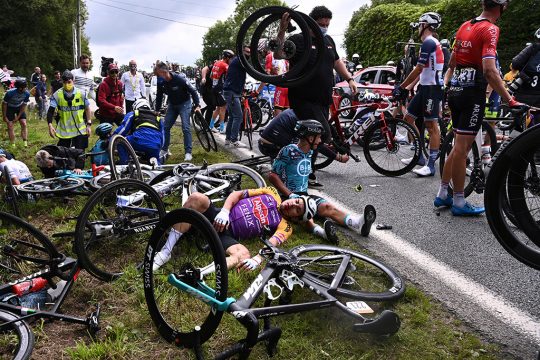 Massensturz bei der ersten Etappe der Tour de France 2021 (Bild: Anne-Christine Poujoulat/AFP)