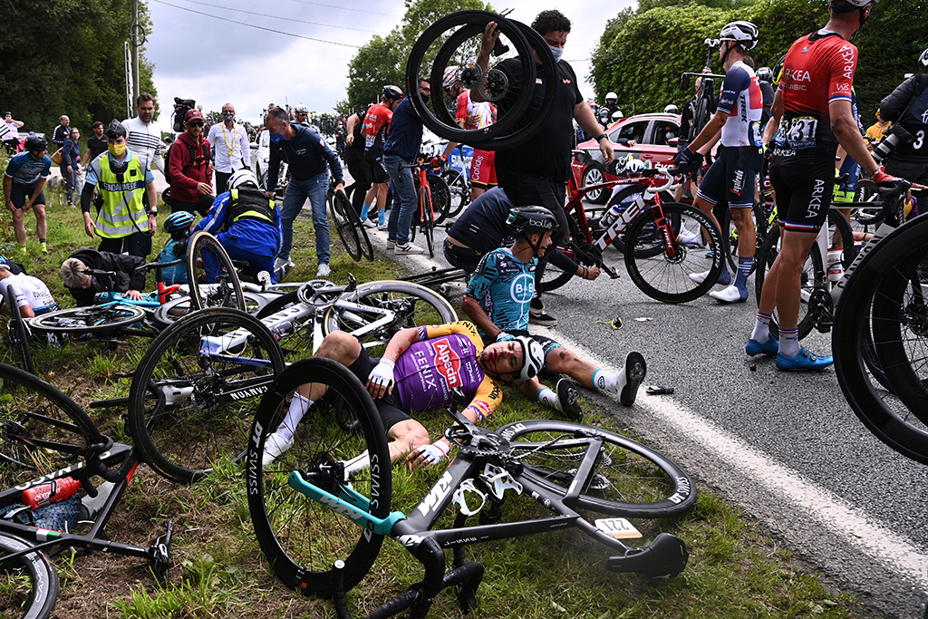 Massensturz bei der ersten Etappe der Tour de France 2021 (Bild: Anne-Christine Poujoulat/AFP)