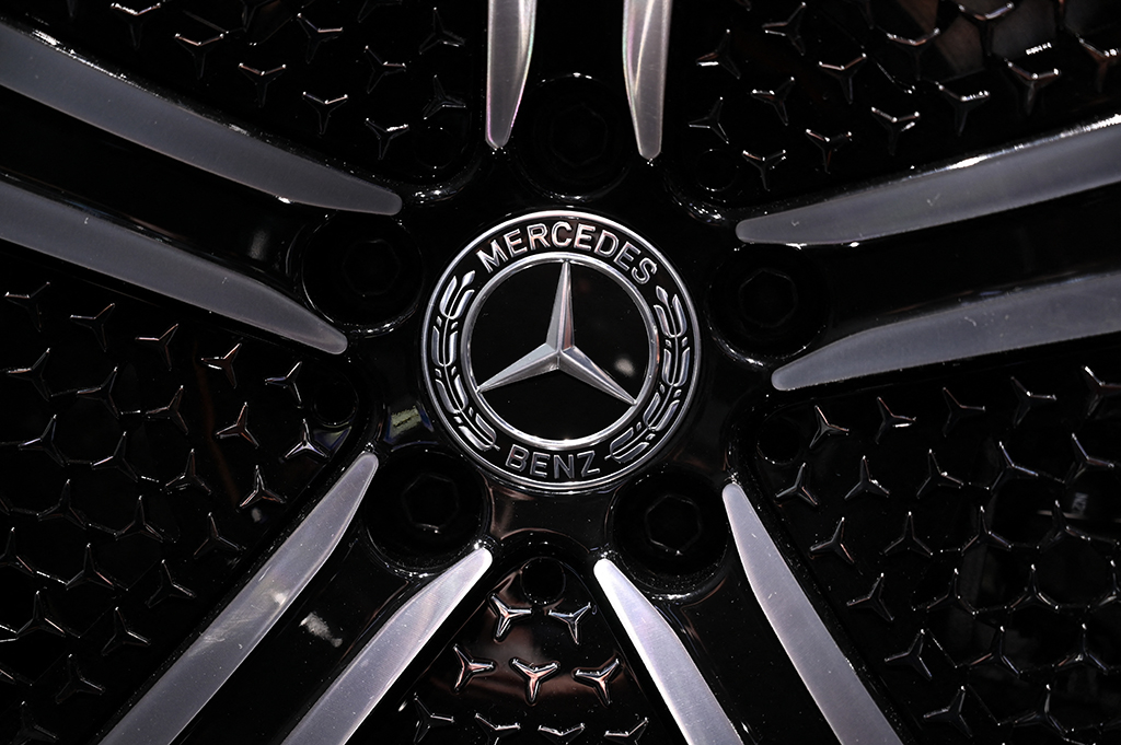 Mercedes-Stern auf der Felge eines EQE 350 (Bild: Christof Stache/AFP)