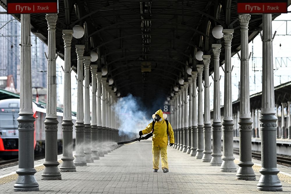 Im Auftrag des russischen Katastrophenschutzministeriums werden in Russlands Hauptstadt Moskau Bahnhöfe desinfiziert, um Ansteckungen mit dem Coronavirus einzudämmen (Bild: Kirill Kudrayavtseva/AFP)