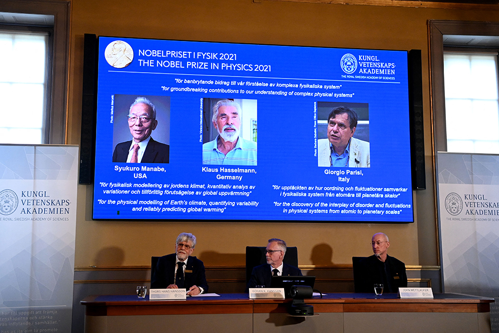 Die drei Forscher Syukuro Manabe, Klaus Hasselmann und Giorgio Parisi erhalten den diesjährigen Nobelpreis für Physik (Bild: Jonathan Nackstrand/AFP)