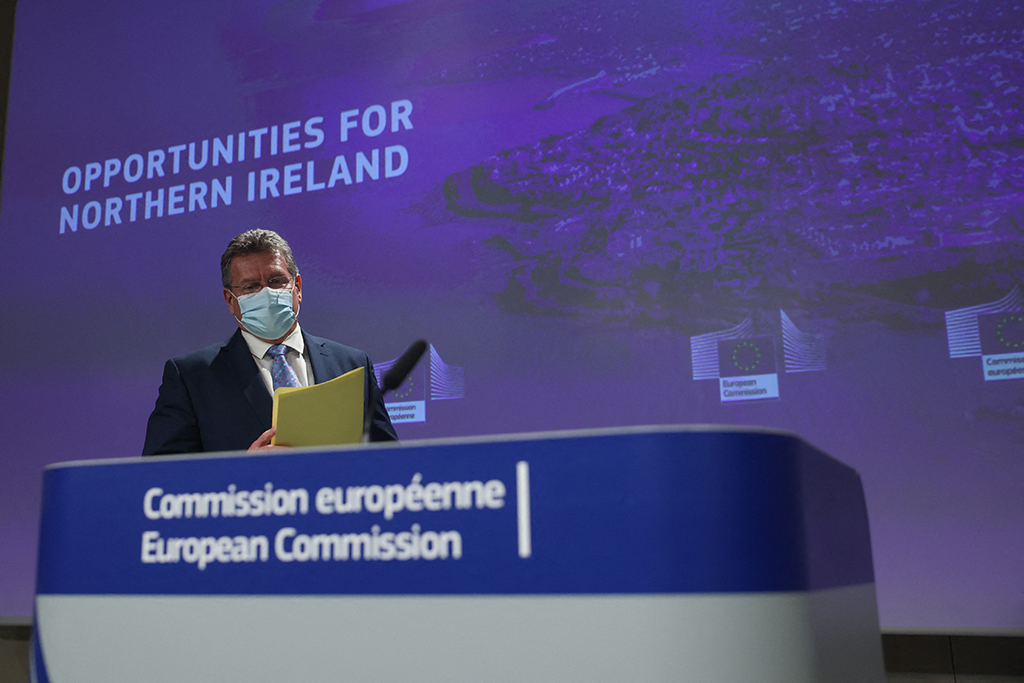 Der Vize-Präsident der Europäischen Kommission, Maros Sefcovic, stellte die Vereinbarungen zu Nordirland bei einer Pressekonferenz vor (Bild: Aris Oikonomou/AFP)