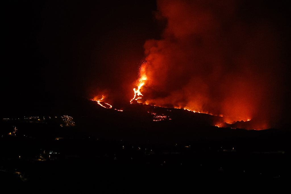 La Palma am Freitagabend (Bild: Luismi Oriz/Spanish Military Emergency Unit/AFP)