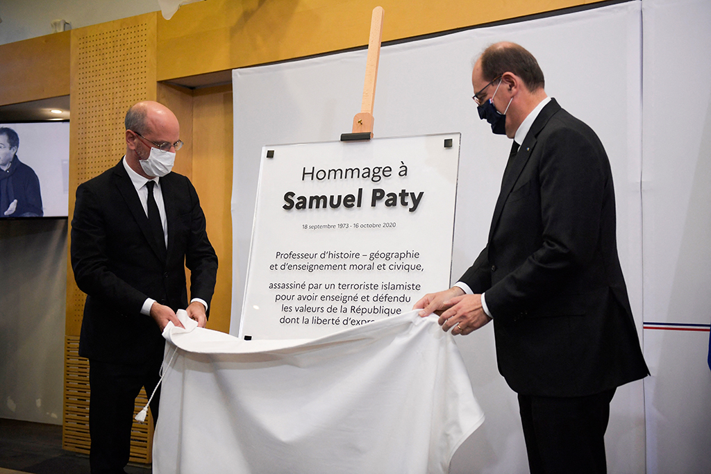 Gedenktafel für Samuel Paty enthüllt (Bild: Julien De Rosa/AFP)