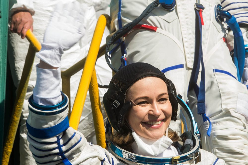 Schauspielerin Julia Peressild vor dem Start (Bild: Andrey Shelepin/Russian Space Agency Roscosmos/AFP)