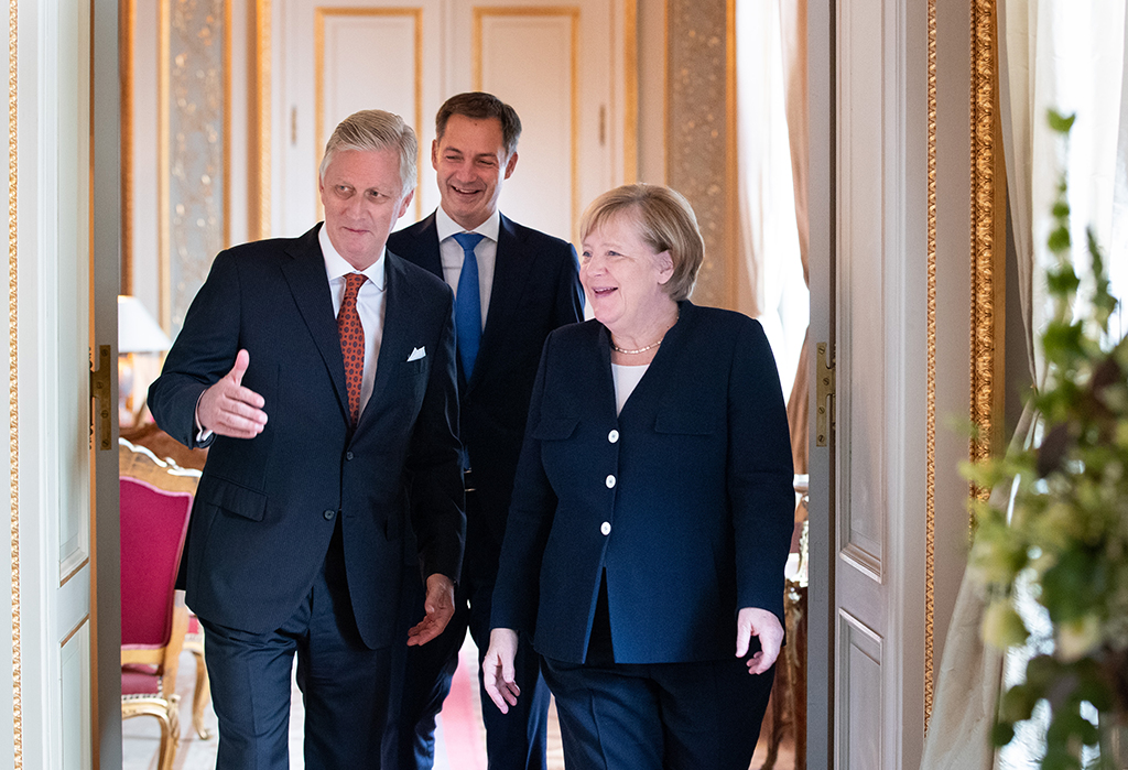 König Philippe mit Premier De Croo und Kanzlerin Merkel in Brüssel (Bild: Benoit Doppagne/Belga)