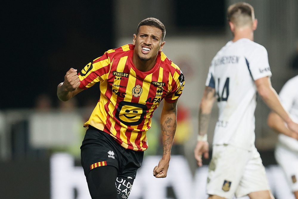 Mechelens Spieler Vinicius Souza freut sich über den Erfolg seiner Mannschaft im Pokalspiel gegen Union Saint-Gilloise (Bild: Bruno Fahy/Belga)