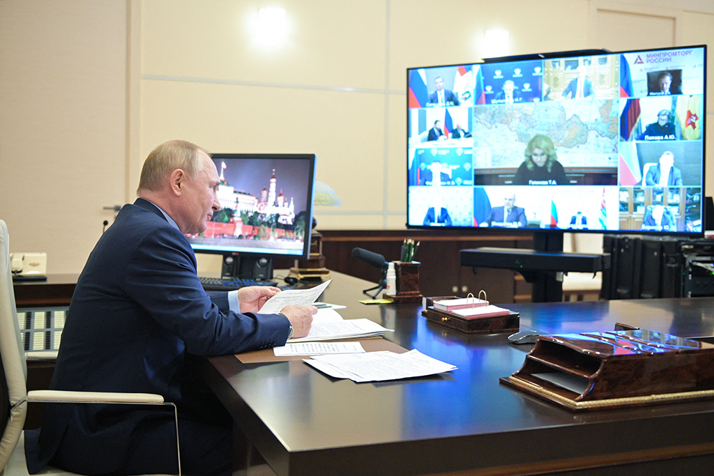 Der russische Präsident Putin bei einer Videokonferenz zur Corona-Lage im Land (Bild: Alexey Druzhinin/Sputnik/AFP)