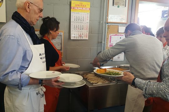 Immer mehr Menschen nehmen die Mahlzeiten der Restos du Coeur in Anspruch (Bild: Jessica Defgnee/Belga)