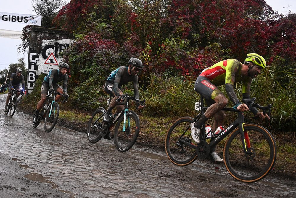 Laurenz Rex (r.) fährt bei Paris-Roubaix auf Platz 21 (Bild: Anne-Christine Poujoulat/AFP)