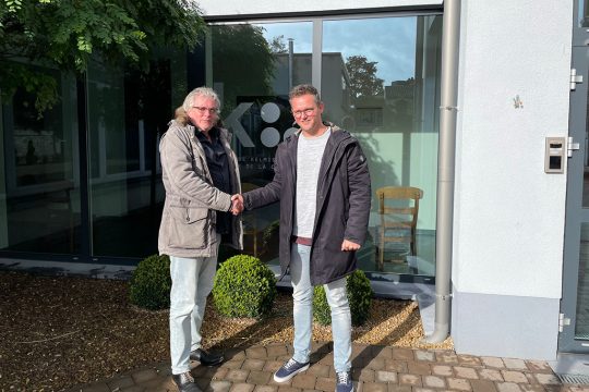 Der neue Betreiber des Kulturzentrums Select, Roland Weichert (li.), und Schöffe Mirko Braem (Bild: Gemeinde Kelmis)