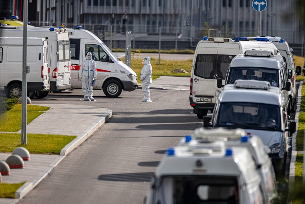 Rettungswagen vor der Covid-Station des Kommunarka Hospitals in Moskau (Bild: Dimitar Dilkoff/AFP)