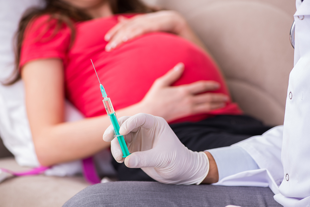 Schwangere Patientin vor der Impfung beim Arzt