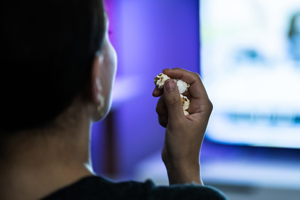 Fernsehe schauen mit Popcorn