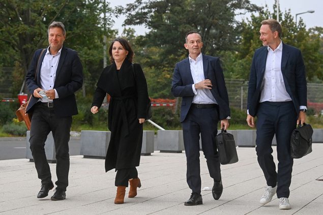 Die Co-Vorsitzenden der Grünen, Robert Habeck und Annalena Baerbock, FDP-Generalsekretär Volker Wissing und FDP-Chef Christian Lindner (v.l.n.r.) auf dem Weg zur nächsten Sondierungsrunde (Bild: Christof Stache/AFP)
