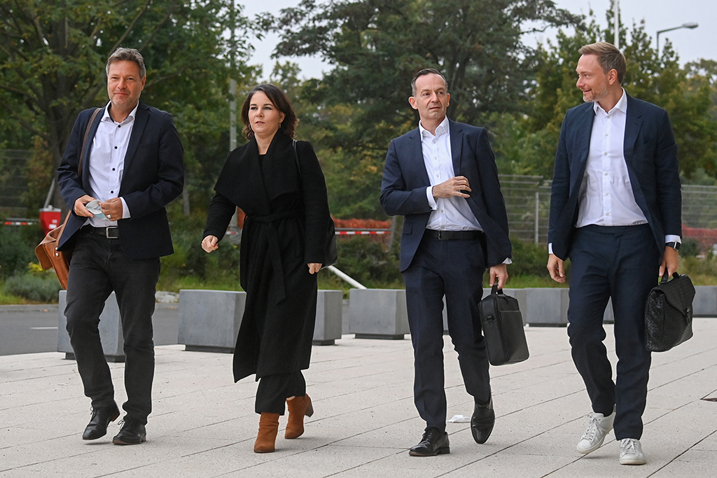 Die Co-Vorsitzenden der Grünen, Robert Habeck und Annalena Baerbock, FDP-Generalsekretär Volker Wissing und FDP-Chef Christian Lindner (v.l.n.r.) auf dem Weg zur nächsten Sondierungsrunde (Bild: Christof Stache/AFP)