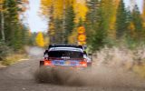 Ungewohnte Farben: Die Rallye Finnland findet coronabedingt nicht im Sommer, sondern im Herbst statt (Bild: Fabien Dufour/Hyundai Motorsport)