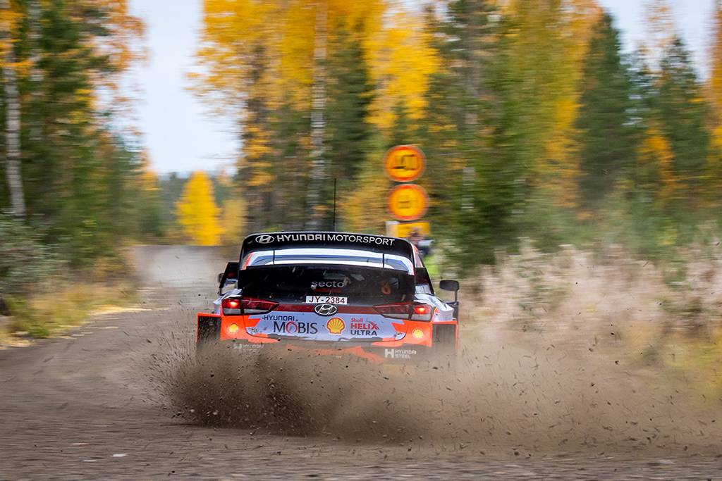 Ungewohnte Farben: Die Rallye Finnland findet coronabedingt nicht im Sommer, sondern im Herbst statt (Bild: Fabien Dufour/Hyundai Motorsport)