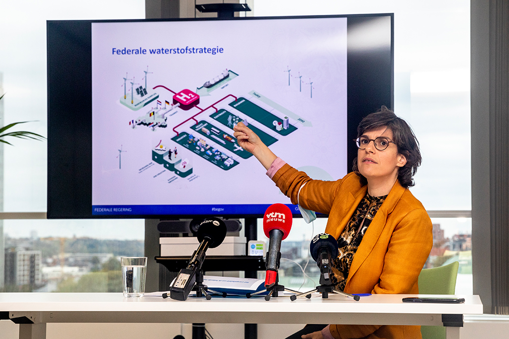 Energieministerin Tinne Van der Straeten stellte am Freitag in Brüssel die föderale Wasserstoff-Strategie vor (Bild: Hatim Kaghat/Belga)