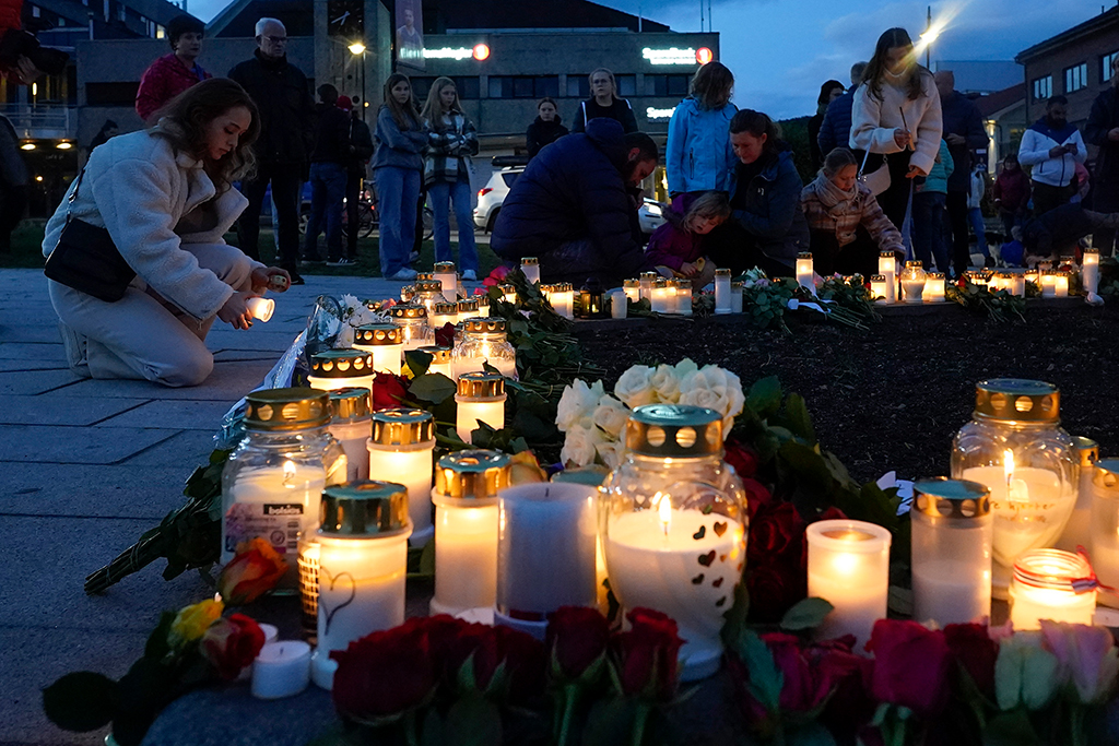 In Kongsberg haben Menschen in Gedenken an die fünf Todesopfer Blumen und Kerzen niedergelegt (Bild: Terje Bendiksby/NTB/AFP)