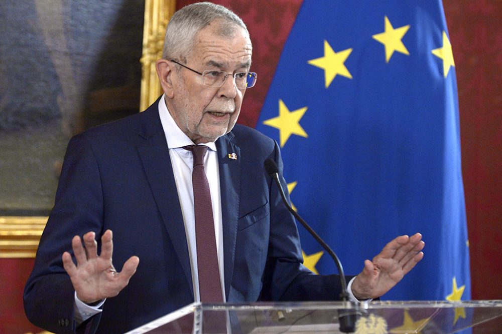 Österreichs Präsident Alexander Van der Bellen steht an einem gläsernen Pult und hält eine Rede, im Hintergrund sind ein Teil eines Gemäldes und eine Europaflagge zu sehen