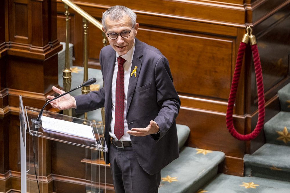 Frank Vandenbrouckec in der Kammer (Bild: Hadrien Dure/Belga)