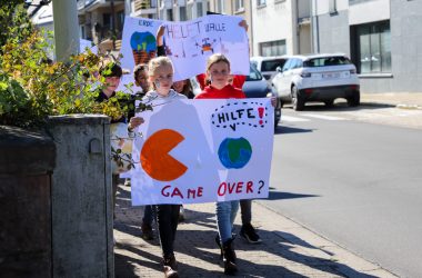 "Wake up for Climate": Schüler der Grundschule St. Vith geigen der Politik die Meinung (Bild: Julien Claessen/BRF)