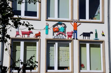 "Wake up for Climate": Schüler der Grundschule St. Vith geigen der Politik die Meinung (Bild: Julien Claessen/BRF)