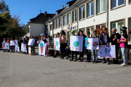 "Wake up for Climate": Schüler der Grundschule St. Vith geigen der Politik die Meinung (Bild: Julien Claessen/BRF)
