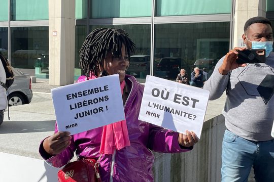 Die Festsetzung von Junior Masudi Wasso hatte Protest ausgelöst (Bild: Nils Quintelier/Belga)