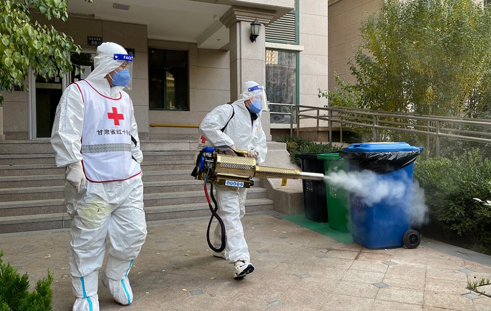 Arbeiter desinfizieren Wohnanlage in Lanzhou in China (BIld: AFP)