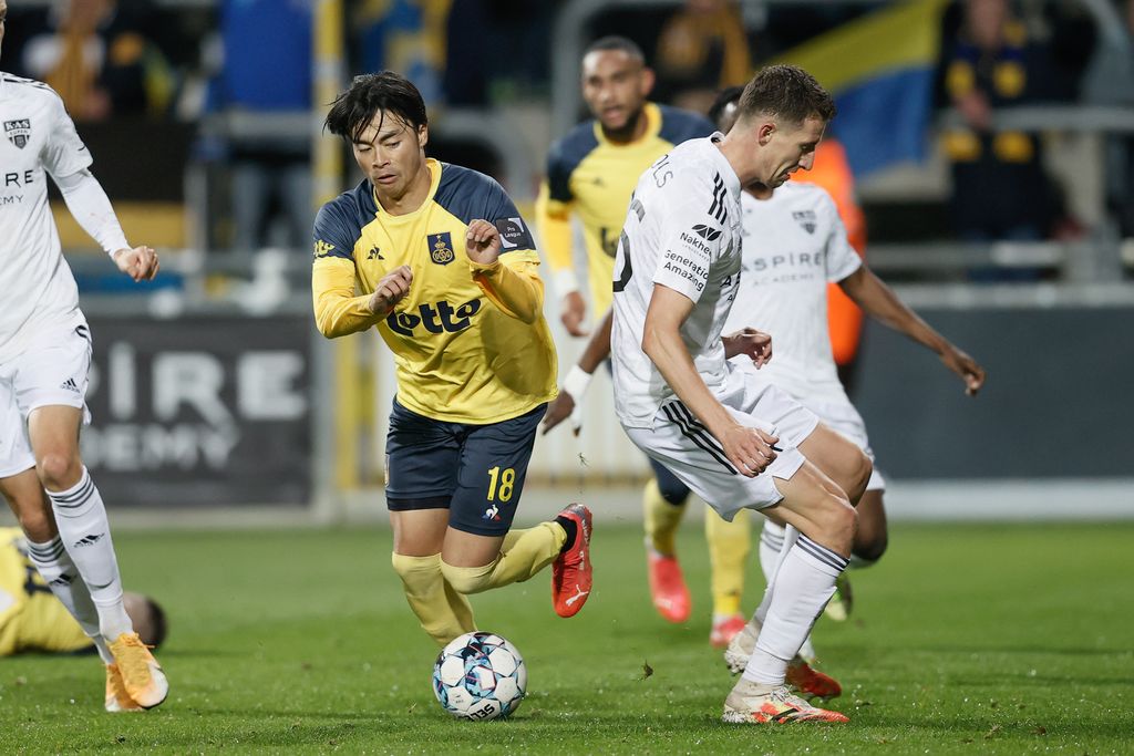 Union's Kaoru Mitoma and Eupen's Jens Cools fight for the ball during a soccer match between KAS Eupen and Royale Union Saint Gilloise, Saturday 23 October 2021 in Eupen, on day 12 of the 2021-2022 'Jupiler Pro League' first division of the Belgian championship. BELGA PHOTO BRUNO FAHY