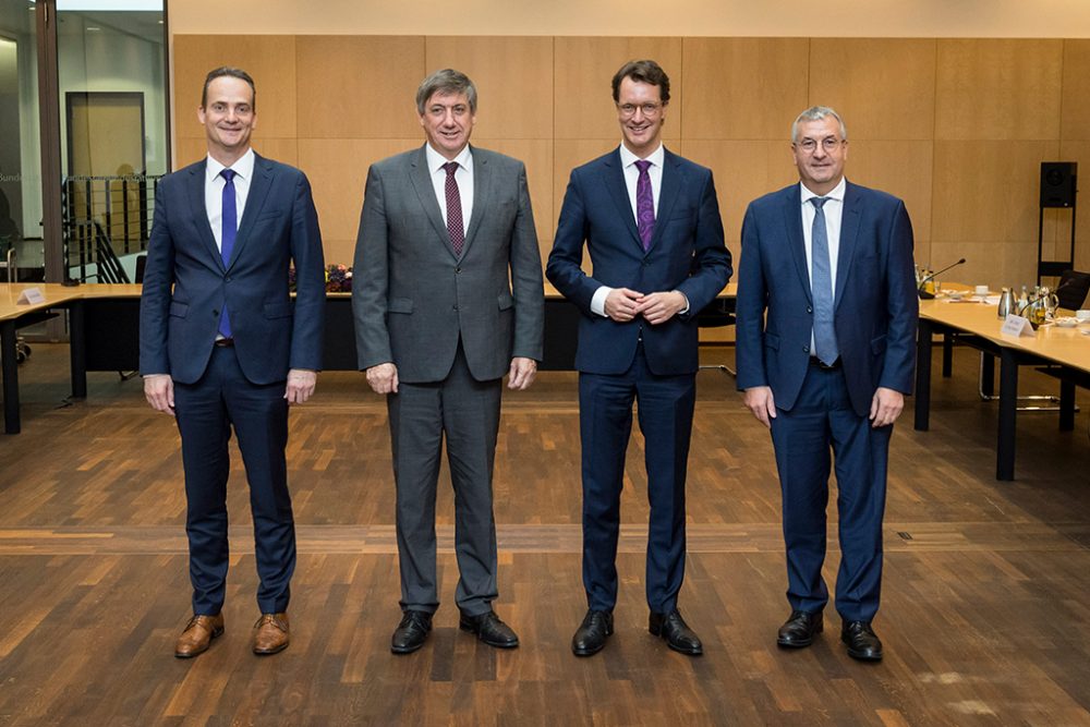 Oliver Paasch, Ministerpräsident der DG, Jan Jambon, Ministerpräsident von Flandern, NRW-Ministerpräsident Hendrik Wüst und (Pierre-Yves Jeholet, Ministerpräsident der Föderation Wallonie-Brüssel (v.l.n.r.) (Bild: Thomas Koehler/photothek.de)