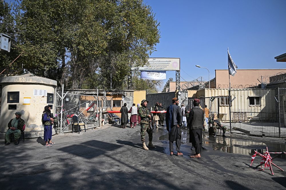 Taliban-Kämpfer bewachen am Tag nach dem Anschlag den Eingangsbereich des Sardar Mohammad Dawood Khan-Militärhospitals in Kabul (Bild: Wakil Kohsar/AFP)