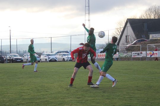 Der KFC Grün-Weiß Amel gewinnt das Derby gegen den Honsfelder SV mit 4:0 (Bild: Marvin Worms/BRF)