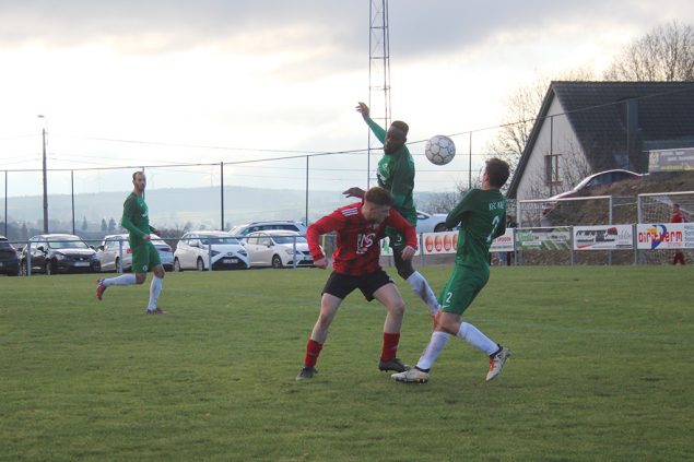 Der KFC Grün-Weiß Amel gewinnt das Derby gegen den Honsfelder SV mit 4:0 (Bild: Marvin Worms/BRF)