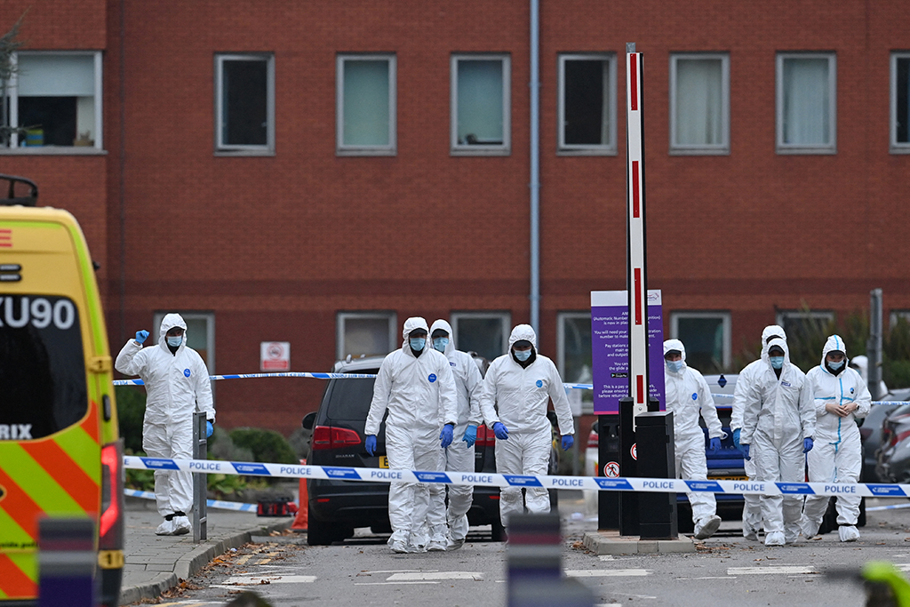 Forensik-Experten der britischen Polizei am Tatort vor dem Women's Hospital in Liverpool (Bild: Paul Ellis/AFP)