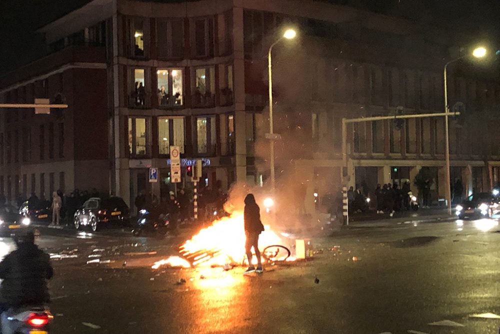 Auch in Den Haag kam es zu Ausschreitungen (Bild: Danny Kemp/Belga)