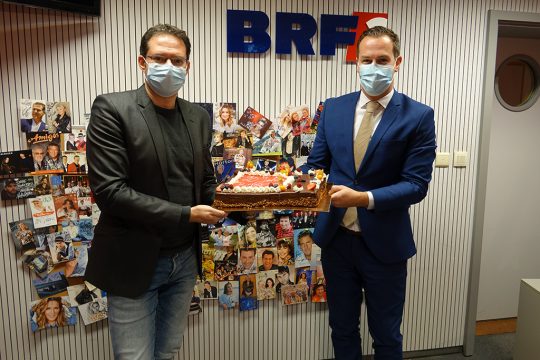 Programmchef Olivier Krickel (li.) und BRF-Direktor Alain Kniebs mit einer Geburtstagstorte zum 20-jährigen Senderbestehen (Bild: Sylke Tegtmeier/BRF)