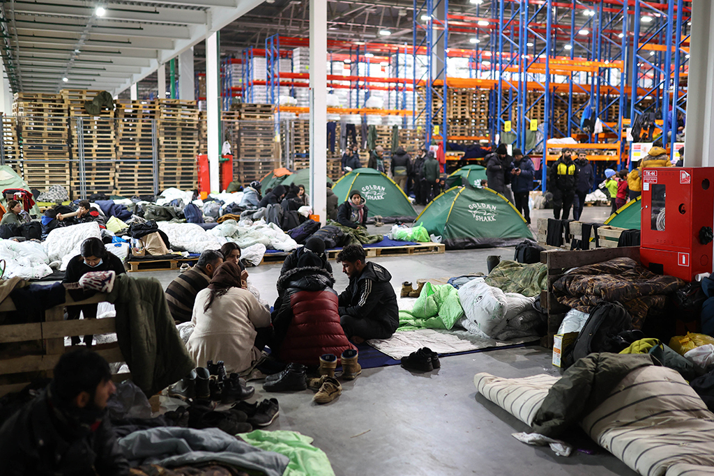 Flüchtlinge in einem Logistikzentrum nahe Bruzgi (Bild: Andrei Pokumeiko/Belta/AFP)