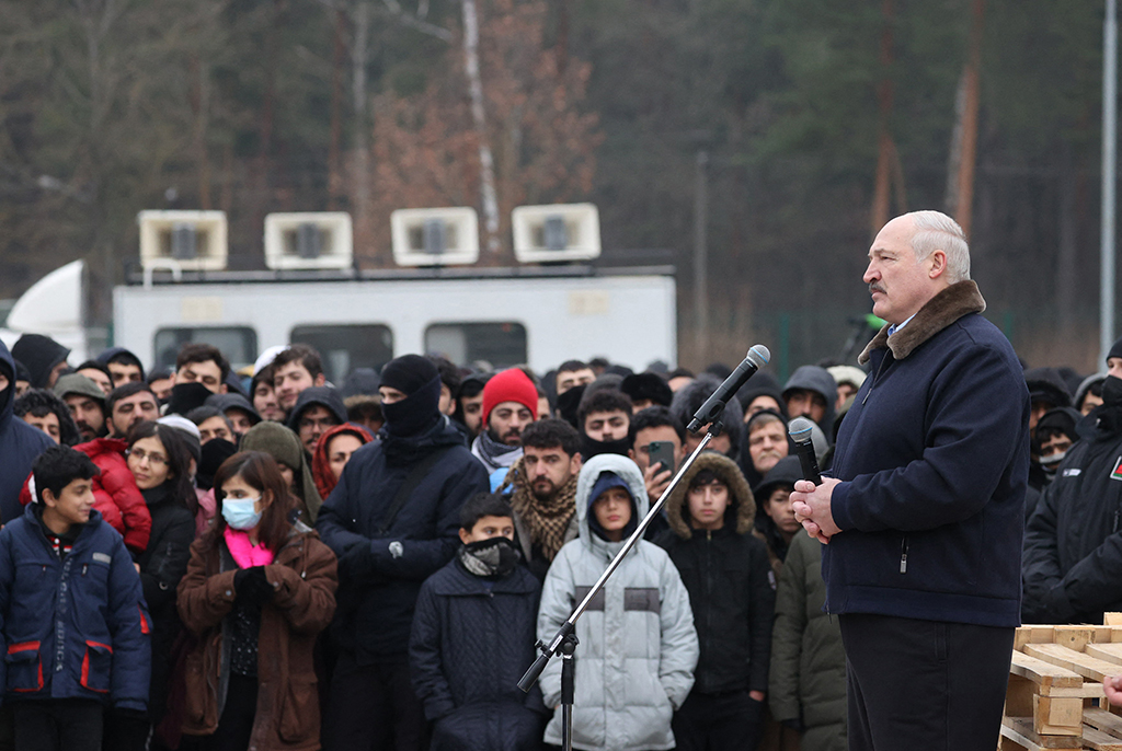 Alexander Lukaschenko (r.) besucht Migranten in Brusgi an der polnischen Grenze (Bild: Maxim Guchek/BELTA/AFP)