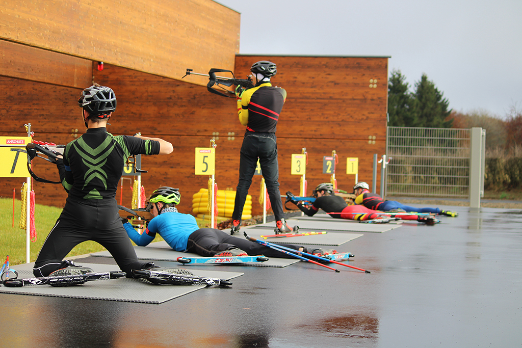 Biathlon-Trainingslager: Die belgische Jugend trainiert auf der neuen Anlage in Elsenborn (Bild: Christoph Heeren/BRF)